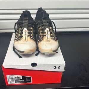 Under Armour Black and Gold Sports Cleats